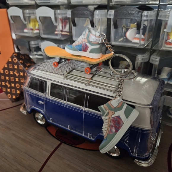 Fashion pair of mini sneakers keychain. - Picture 8 of 8